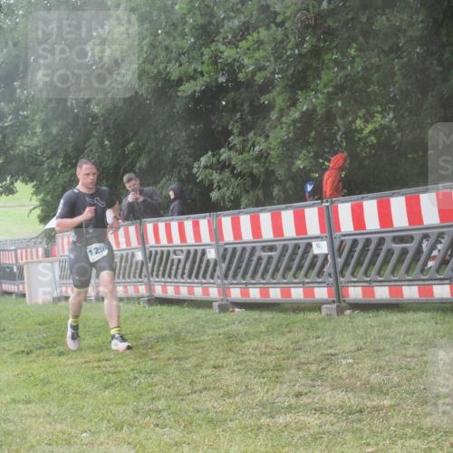 21.06.2025 - 27. Vierlanden-Triathlon KatJ http://msf.ph/oto/8040928 15.06.2025 14:29:52 Ziel 1294 meine-sportfotos.de