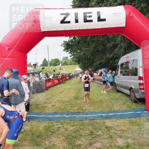 21.06.2025 - 27. Vierlanden-Triathlon MichiJ http://msf.ph/oto/8040929 15.06.2026 13:27:25 Ziel 97 meine-sportfotos.de