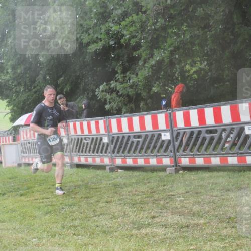21.06.2025 - 27. Vierlanden-Triathlon KatJ http://msf.ph/oto/8040931 15.06.2025 14:29:52 Ziel 1294 meine-sportfotos.de