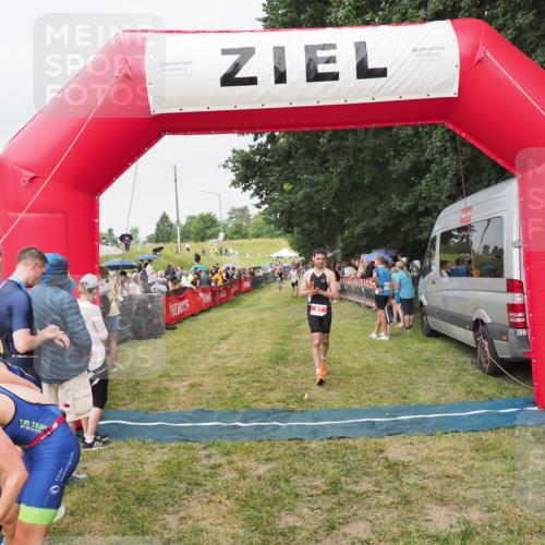 21.06.2025 - 27. Vierlanden-Triathlon MichiJ http://msf.ph/oto/8040932 15.06.2026 13:27:26 Ziel 97 meine-sportfotos.de