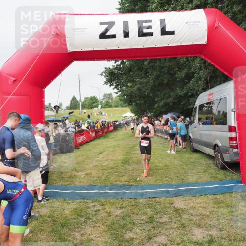 21.06.2025 - 27. Vierlanden-Triathlon MichiJ http://msf.ph/oto/8040936 15.06.2026 13:27:26 Ziel 97 meine-sportfotos.de