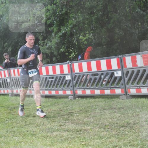 21.06.2025 - 27. Vierlanden-Triathlon KatJ http://msf.ph/oto/8040938 15.06.2025 14:29:53 Ziel 1294 meine-sportfotos.de