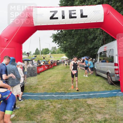 21.06.2025 - 27. Vierlanden-Triathlon MichiJ http://msf.ph/oto/8040940 15.06.2026 13:27:26 Ziel 97 meine-sportfotos.de