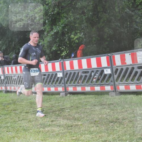 21.06.2025 - 27. Vierlanden-Triathlon KatJ http://msf.ph/oto/8040941 15.06.2025 14:29:53 Ziel 1294 meine-sportfotos.de