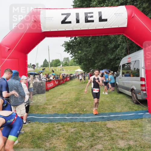 21.06.2025 - 27. Vierlanden-Triathlon MichiJ http://msf.ph/oto/8040943 15.06.2026 13:27:26 Ziel 97 meine-sportfotos.de