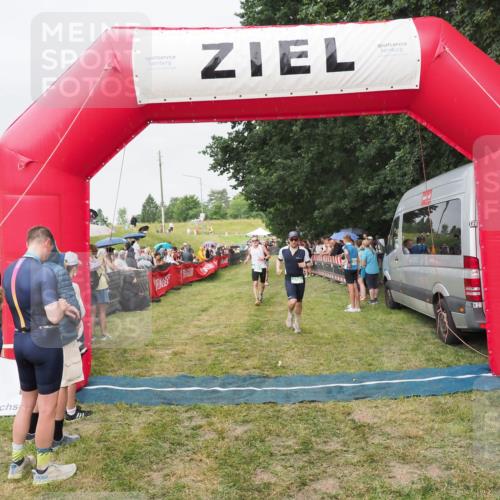 21.06.2025 - 27. Vierlanden-Triathlon MichiJ http://msf.ph/oto/8040958 15.06.2026 13:27:30 Ziel 97, 114, 762, 951 meine-sportfotos.de