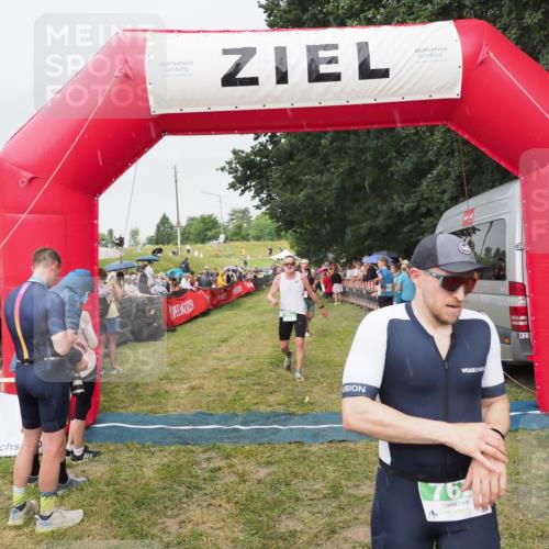 21.06.2025 - 27. Vierlanden-Triathlon MichiJ http://msf.ph/oto/8040984 15.06.2026 13:27:32 Ziel 97, 114, 762, 951 meine-sportfotos.de