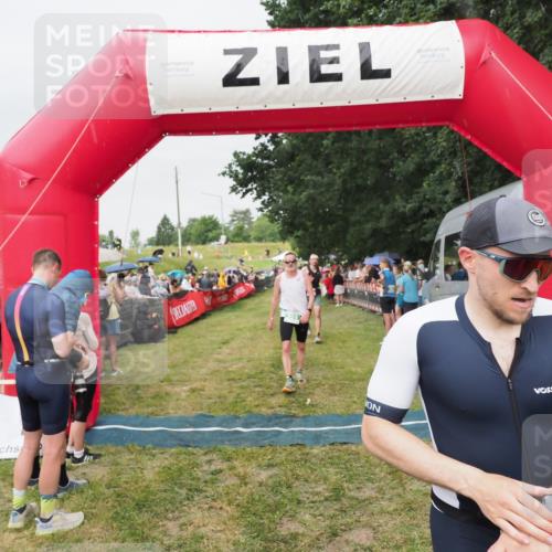 21.06.2025 - 27. Vierlanden-Triathlon MichiJ http://msf.ph/oto/8040990 15.06.2026 13:27:33 Ziel 97, 114, 762, 951 meine-sportfotos.de