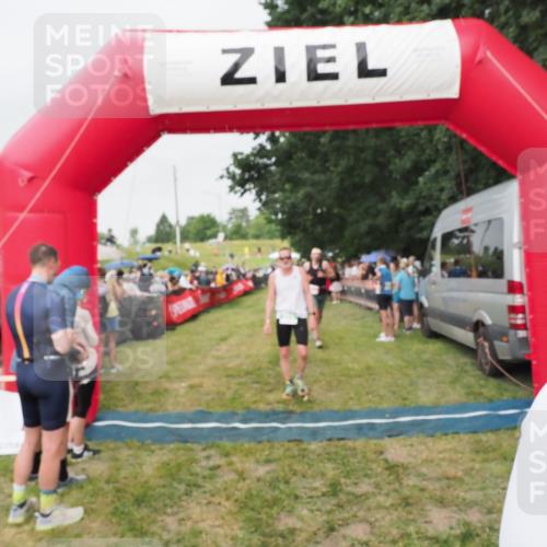 21.06.2025 - 27. Vierlanden-Triathlon MichiJ http://msf.ph/oto/8040999 15.06.2026 13:27:33 Ziel 97, 114, 762, 951 meine-sportfotos.de