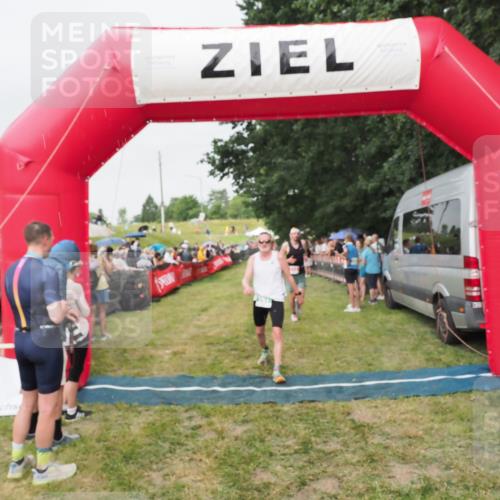 21.06.2025 - 27. Vierlanden-Triathlon MichiJ http://msf.ph/oto/8041006 15.06.2026 13:27:33 Ziel 97, 114, 762, 951 meine-sportfotos.de