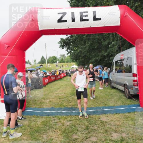 21.06.2025 - 27. Vierlanden-Triathlon MichiJ http://msf.ph/oto/8041020 15.06.2026 13:27:34 Ziel 114, 762, 951 meine-sportfotos.de
