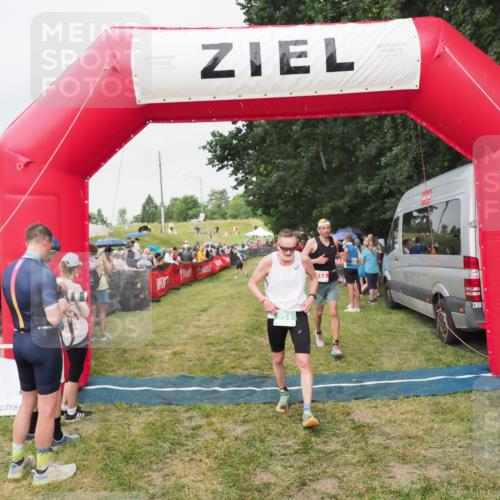 21.06.2025 - 27. Vierlanden-Triathlon MichiJ http://msf.ph/oto/8041023 15.06.2026 13:27:34 Ziel 114, 762, 951 meine-sportfotos.de