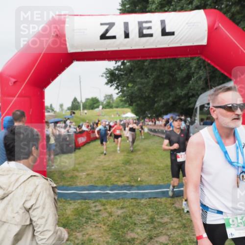21.06.2025 - 27. Vierlanden-Triathlon MichiJ http://msf.ph/oto/8041044 15.06.2026 13:27:48 Ziel 26, 169, 964, 1058, 1059, 1060 meine-sportfotos.de