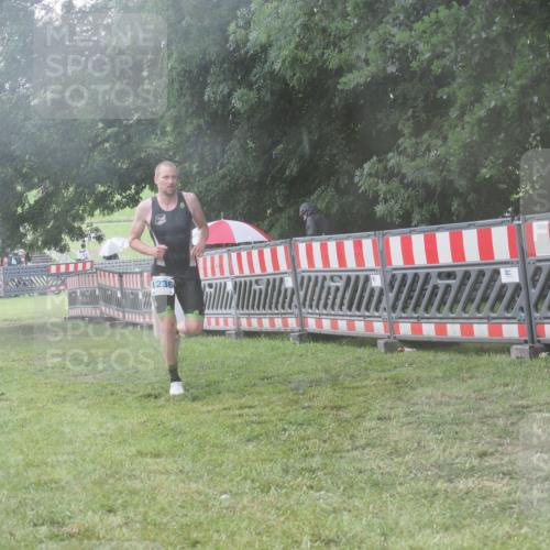 21.06.2025 - 27. Vierlanden-Triathlon KatJ http://msf.ph/oto/8041048 15.06.2025 14:30:18 Ziel 1236, 1255 meine-sportfotos.de