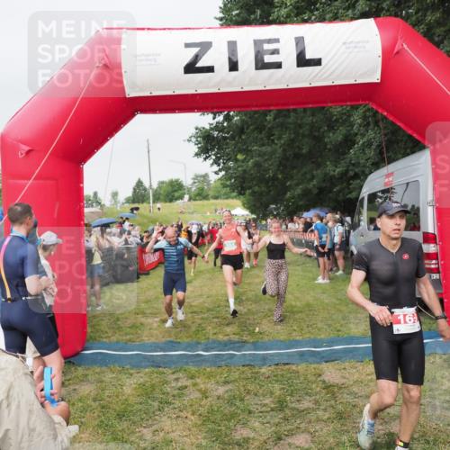 21.06.2025 - 27. Vierlanden-Triathlon MichiJ http://msf.ph/oto/8041070 15.06.2026 13:27:49 Ziel 26, 169, 964, 1058, 1059, 1060 meine-sportfotos.de
