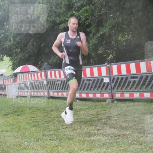 21.06.2025 - 27. Vierlanden-Triathlon KatJ http://msf.ph/oto/8041076 15.06.2025 14:30:20 Ziel 1236, 1255 meine-sportfotos.de