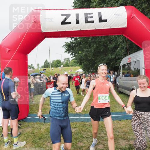 21.06.2025 - 27. Vierlanden-Triathlon MichiJ http://msf.ph/oto/8041093 15.06.2026 13:27:50 Ziel 26, 169, 964, 1058, 1059, 1060 meine-sportfotos.de