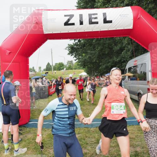 21.06.2025 - 27. Vierlanden-Triathlon MichiJ http://msf.ph/oto/8041096 15.06.2026 13:27:50 Ziel 26, 169, 964, 1058, 1059, 1060 meine-sportfotos.de