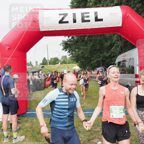 21.06.2025 - 27. Vierlanden-Triathlon MichiJ http://msf.ph/oto/8041101 15.06.2026 13:27:50 Ziel 26, 169, 964, 1058, 1059, 1060 meine-sportfotos.de
