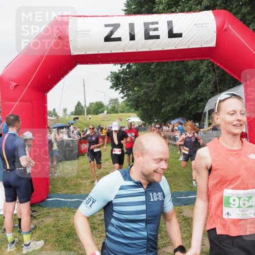 21.06.2025 - 27. Vierlanden-Triathlon MichiJ http://msf.ph/oto/8041108 15.06.2026 13:27:50 Ziel 26, 169, 964, 1058, 1059, 1060 meine-sportfotos.de