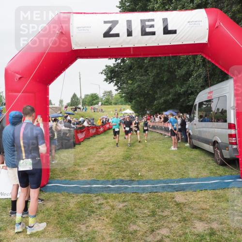 21.06.2025 - 27. Vierlanden-Triathlon MichiJ http://msf.ph/oto/8041153 15.06.2026 13:28:22 Ziel 733, 828, 1062, 1063, 1064 meine-sportfotos.de
