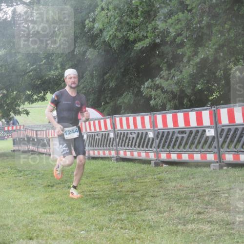 21.06.2025 - 27. Vierlanden-Triathlon KatJ http://msf.ph/oto/8041174 15.06.2025 14:30:51 Ziel 1244 meine-sportfotos.de