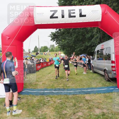 21.06.2025 - 27. Vierlanden-Triathlon MichiJ http://msf.ph/oto/8041176 15.06.2026 13:28:23 Ziel 113, 733, 828, 1062, 1063, 1064 meine-sportfotos.de