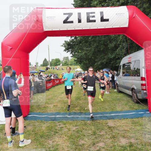 21.06.2025 - 27. Vierlanden-Triathlon MichiJ http://msf.ph/oto/8041189 15.06.2026 13:28:23 Ziel 113, 733, 828, 1062, 1063, 1064 meine-sportfotos.de