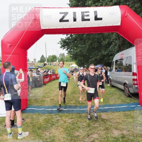 21.06.2025 - 27. Vierlanden-Triathlon MichiJ http://msf.ph/oto/8041195 15.06.2026 13:28:24 Ziel 113, 733, 828, 1062, 1063, 1064 meine-sportfotos.de