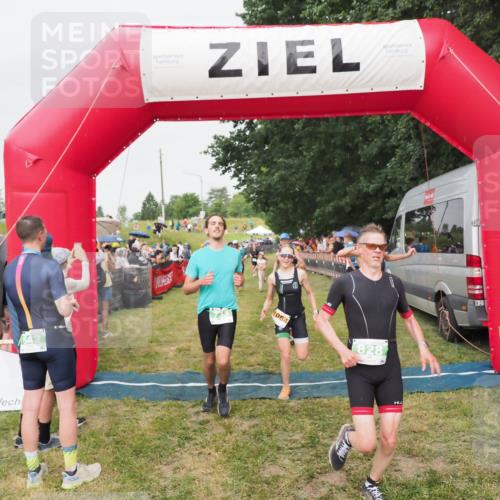 21.06.2025 - 27. Vierlanden-Triathlon MichiJ http://msf.ph/oto/8041199 15.06.2026 13:28:24 Ziel 113, 733, 828, 1062, 1063, 1064 meine-sportfotos.de