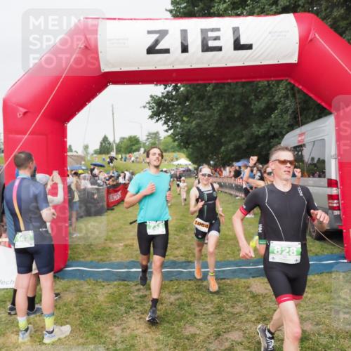 21.06.2025 - 27. Vierlanden-Triathlon MichiJ http://msf.ph/oto/8041202 15.06.2026 13:28:24 Ziel 113, 733, 828, 1062, 1063, 1064 meine-sportfotos.de