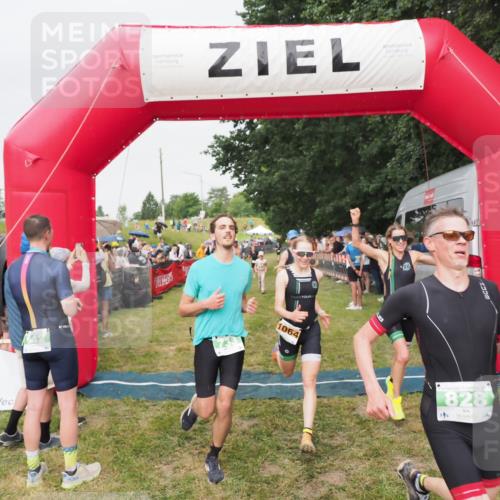 21.06.2025 - 27. Vierlanden-Triathlon MichiJ http://msf.ph/oto/8041205 15.06.2026 13:28:24 Ziel 113, 733, 828, 1062, 1063, 1064 meine-sportfotos.de