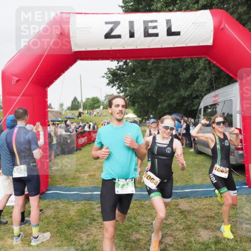21.06.2025 - 27. Vierlanden-Triathlon MichiJ http://msf.ph/oto/8041211 15.06.2026 13:28:24 Ziel 113, 733, 828, 1062, 1063, 1064 meine-sportfotos.de