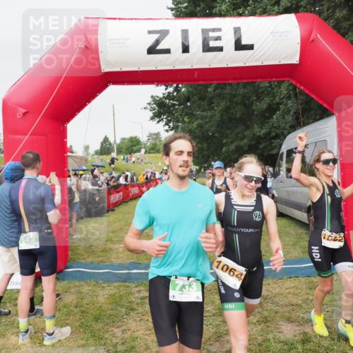 21.06.2025 - 27. Vierlanden-Triathlon MichiJ http://msf.ph/oto/8041214 15.06.2026 13:28:24 Ziel 113, 733, 828, 1062, 1063, 1064 meine-sportfotos.de