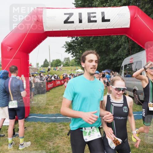 21.06.2025 - 27. Vierlanden-Triathlon MichiJ http://msf.ph/oto/8041217 15.06.2026 13:28:25 Ziel 113, 733, 828, 1062, 1063, 1064 meine-sportfotos.de