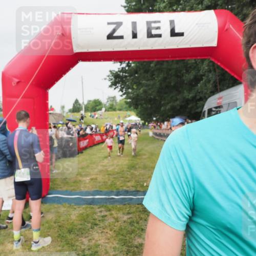 21.06.2025 - 27. Vierlanden-Triathlon MichiJ http://msf.ph/oto/8041224 15.06.2026 13:28:25 Ziel 113, 733, 828, 1062, 1063, 1064 meine-sportfotos.de