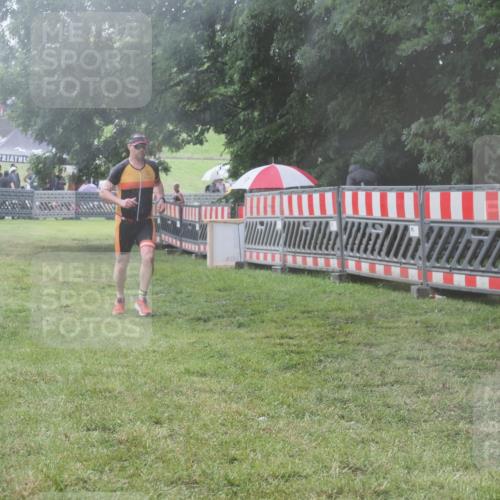 21.06.2025 - 27. Vierlanden-Triathlon KatJ http://msf.ph/oto/8041233 15.06.2025 14:31:33 Ziel 1237, 1243, 1257 meine-sportfotos.de