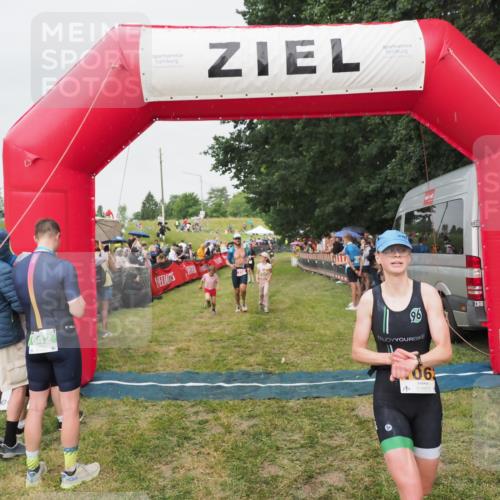 21.06.2025 - 27. Vierlanden-Triathlon MichiJ http://msf.ph/oto/8041235 15.06.2026 13:28:25 Ziel 113, 733, 828, 1062, 1063, 1064 meine-sportfotos.de