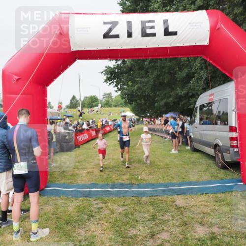 21.06.2025 - 27. Vierlanden-Triathlon MichiJ http://msf.ph/oto/8041257 15.06.2026 13:28:26 Ziel 113, 733, 751, 828, 1062, 1063, 1064 meine-sportfotos.de