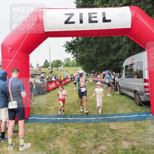 21.06.2025 - 27. Vierlanden-Triathlon MichiJ http://msf.ph/oto/8041270 15.06.2026 13:28:27 Ziel 113, 733, 751, 828, 1062, 1063, 1064 meine-sportfotos.de