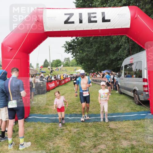 21.06.2025 - 27. Vierlanden-Triathlon MichiJ http://msf.ph/oto/8041280 15.06.2026 13:28:27 Ziel 113, 733, 751, 828, 1062, 1063, 1064 meine-sportfotos.de
