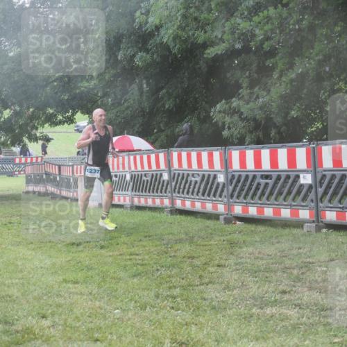 21.06.2025 - 27. Vierlanden-Triathlon KatJ http://msf.ph/oto/8041293 15.06.2025 14:31:41 Ziel 1237 meine-sportfotos.de