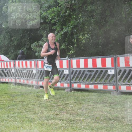 21.06.2025 - 27. Vierlanden-Triathlon KatJ http://msf.ph/oto/8041306 15.06.2025 14:31:42 Ziel 1237 meine-sportfotos.de