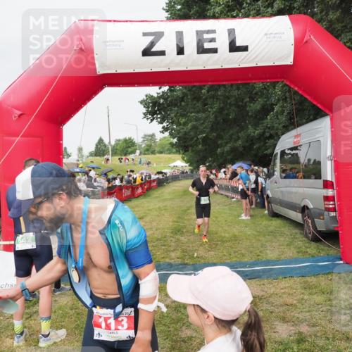 21.06.2025 - 27. Vierlanden-Triathlon MichiJ http://msf.ph/oto/8041307 15.06.2026 13:28:33 Ziel 113, 670, 751 meine-sportfotos.de