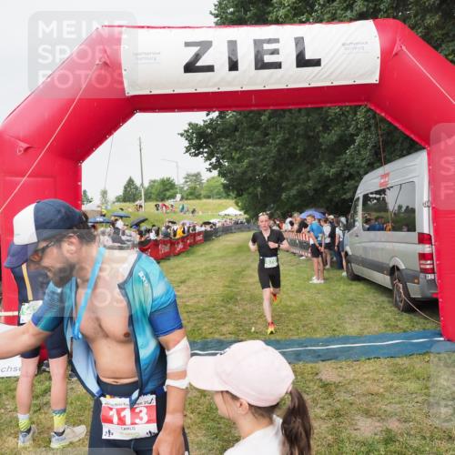 21.06.2025 - 27. Vierlanden-Triathlon MichiJ http://msf.ph/oto/8041314 15.06.2026 13:28:33 Ziel 113, 670, 751 meine-sportfotos.de