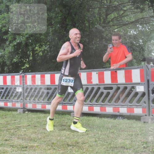 21.06.2025 - 27. Vierlanden-Triathlon KatJ http://msf.ph/oto/8041315 15.06.2025 14:31:43 Ziel 1237 meine-sportfotos.de