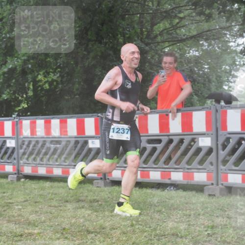 21.06.2025 - 27. Vierlanden-Triathlon KatJ http://msf.ph/oto/8041318 15.06.2025 14:31:43 Ziel 1237 meine-sportfotos.de