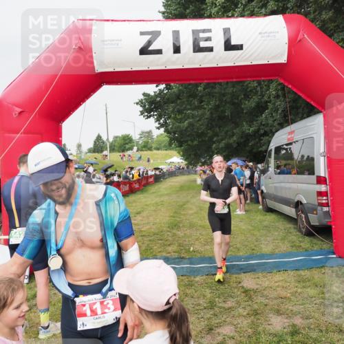 21.06.2025 - 27. Vierlanden-Triathlon MichiJ http://msf.ph/oto/8041329 15.06.2026 13:28:34 Ziel 113, 670, 751 meine-sportfotos.de