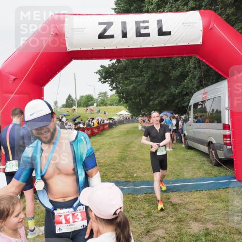 21.06.2025 - 27. Vierlanden-Triathlon MichiJ http://msf.ph/oto/8041332 15.06.2026 13:28:34 Ziel 113, 670, 751 meine-sportfotos.de