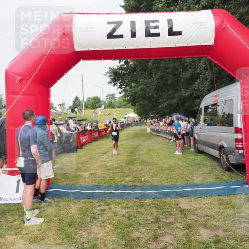 21.06.2025 - 27. Vierlanden-Triathlon MichiJ http://msf.ph/oto/8041336 15.06.2026 13:29:00 Ziel 706 meine-sportfotos.de